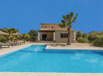 Günstige Finca im Südosten von Mallorca für Reisegruppen und Familien von bis zu 10 Personen geeignet. Das Ferienhaus liegt Nähe Strand und der Ortschaft Algaida. Insgesamt bietet das Anwesen 5 Schlafzimmer, 4 Badezimmer + ein grosses Wohn- und Esszimmer.