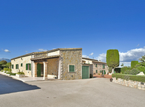 Ferienhaus mit separaten Wohnbereichen bestehend aus 3 Fincas für bis zu 34 Personen in Inselmitte von Mallorca mit Pool, Kinderpool, BBQ Grill, Kinderspielplatz und Internet, optimal für große Reisegruppen zu mieten