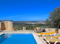 Familienurlaub auf Mallorca – diese Finca macht es zu einem Traumurlaub. Modernes Ferienhaus mit Fernsicht auf die Altstadt Arta. Für größere Reisegruppen kann ein Gästehaus dazu gemietet werden.