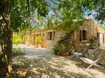 Sie buchen ein nostalgisches Finca-Anwesen im Nordwesten der schönen Balearen Insel Mallorca. Zur Ferienhaus - Ausstattung gehören Internet, Klimaanlage, Außenküche und ein kindersicherer Swimmingpool.