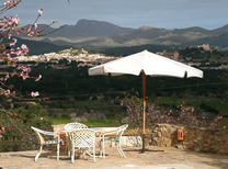 Familienurlaub auf Mallorca – diese Finca macht es zu einem Traumurlaub. Modernes Ferienhaus mit Fernsicht auf die Altstadt Arta. Für größere Reisegruppen kann ein Gästehaus dazu gemietet werden.