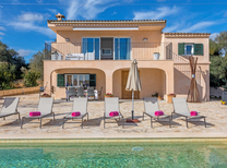 Neues Ferienhaus in der Ferienvermietung auf Mallorca im Angebot mit großem Swimmingpool und Terrassenbereich Nähe Manacor an der Nordostküste Mallorcas.