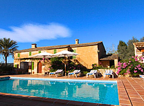 Nostalgie pur bietet dieses mallorquinische Bauernhaus im Osten Mallorcas. Ausgestattet mit einem großen Pool und der überdachten Sommerküche finden im Haupthaus und seinem Nebentrakt bis zu neun Gäste Platz und ein großes Maß an Privatsphäre.