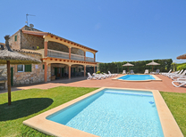 Ferienhaus mit separaten Wohnbereichen bestehend aus 3 Fincas für bis zu 34 Personen in Inselmitte von Mallorca mit Pool, Kinderpool, BBQ Grill, Kinderspielplatz und Internet, optimal für große Reisegruppen zu mieten