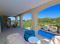 Moderne Landhaus Luxus Villa direkt am Meer und Badestrand an der beliebten Ostküste von Mallorca. Garten mit Pool, Whirlpool, Kinderschwimmbecken und Sommerküche. Alle Schlafzimmer verfügen über SAT - TV und Klimaanlage.