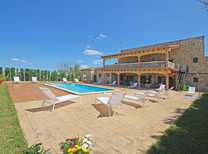 Ferienhaus mit separaten Wohnbereichen bestehend aus 3 Fincas für bis zu 34 Personen in Inselmitte von Mallorca mit Pool, Kinderpool, BBQ Grill, Kinderspielplatz und Internet, optimal für große Reisegruppen zu mieten