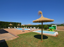 Ferienhaus mit separaten Wohnbereichen bestehend aus 3 Fincas für bis zu 34 Personen in Inselmitte von Mallorca mit Pool, Kinderpool, BBQ Grill, Kinderspielplatz und Internet, optimal für große Reisegruppen zu mieten