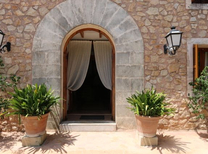 Günstige Finca auf Mallorca mieten mit grossem Pool, Sommerküche, schöner Garten und in jedem Zimmer mit Klimaanlage. Landhaus für Reisegruppen, Seminare und Betriebsausflüge.
