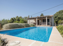 Preiswerte kleine Finca Nähe Selva für 5 Personen mit Pool, Klimaanlage und Grill. Das günstige Ferienhaus an der Nordküste von Mallorca, liegt unweit der Tramuntana Berge und nur wenige Fahrminuten von unzähligen Wanderwegen entfernt.