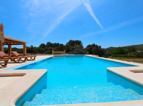 Strandnahe Neubau Finca in Mallorcas Osten mit großem Pool, Internet und Klimaanlage. Die reizende Ortschaft Son Carrio liegt  nur einen Steinwurf entfernt und kann bequem zu Fuss erkundet werden.