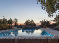 Große Finca mit kindersicheren Pool, Seminarraum und Garten Lounge für 10 Personen an der Westküste von Mallorca. Das Ferienhaus ist auch für Allergiker geeignet der Pool wird ohne Chemie gereinigt.