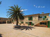 Ferienhaus mit separaten Wohnbereichen bestehend aus 3 Fincas für bis zu 34 Personen in Inselmitte von Mallorca mit Pool, Kinderpool, BBQ Grill, Kinderspielplatz und Internet, optimal für große Reisegruppen zu mieten
