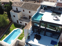 Luxuriöses Townhouse für 8 + 1 Personen mit designer Ausstattung in Traumlage -von der Dachterrasse mit Grill, Pool und Jacuzzi haben Sie einen faszinierenden Ausblick auf das kleine Bergdorf Buger im Norden von Mallorca.