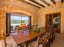 Luxus Finca Anwesen mit Infinity Pool und Panoramaausblick. Exklusive Schlafräume mit Bad en suite und TV an der zauberhaften Ostküste von Mallorca nahe San Lorenzo.