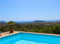 Vorzügliches Ferienhaus an der Ostküste Mallorcas mit Meerblick und beeindruckender Poolgrösse. Nahe Strand und Golfplatz werden hier Urlaubsträume Wirklichkeit.