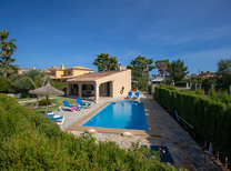 Strandnahes und Meerblick Ferienhaus an der abwechslungsreichen Nordküste von Mallorca, Nähe Alcudia mit Kindersicherung am Pool und gemauerten BBQ-Grill.