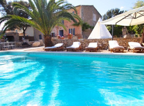 Ein stilvolles Landhaus mit Garten, Pool mit integrierten Kinderbecken sowie bequeme Chill-Out Gartenmöbel sorgen zweifelsohne für paradiesische Ferien auf Mallorca