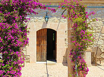 Strandnah und ruhig gelegene Finca mit Pool, grossem Garten, Grillplatz und schöner Aussicht im Inselnorden von Mallorca mit Bestpreisgarantie