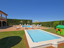 Ferienhaus mit separaten Wohnbereichen bestehend aus 3 Fincas für bis zu 34 Personen in Inselmitte von Mallorca mit Pool, Kinderpool, BBQ Grill, Kinderspielplatz und Internet, optimal für große Reisegruppen zu mieten