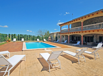 Ferienhaus mit separaten Wohnbereichen bestehend aus 3 Fincas für bis zu 34 Personen in Inselmitte von Mallorca mit Pool, Kinderpool, BBQ Grill, Kinderspielplatz und Internet, optimal für große Reisegruppen zu mieten