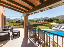 Neues Ferienhaus mit extravagantem Pool und klimatisierten Schlafzimmern in ruhiger Alleinlage nahe Pollenca im Norden Mallorcas für bis zu 6 Personen.