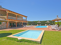 Ferienhaus mit separaten Wohnbereichen bestehend aus 3 Fincas für bis zu 34 Personen in Inselmitte von Mallorca mit Pool, Kinderpool, BBQ Grill, Kinderspielplatz und Internet, optimal für große Reisegruppen zu mieten