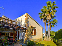 Exklusives Chalet mit Pool, Kamin, Heizung, Garten und schönen Terrassen im beliebten Stadtteil Bonaire von Alcudia im Norden der Balearen Insel Mallorca günstig mieten.