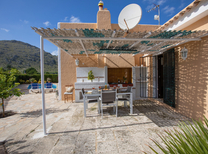 Strandnahes und Meerblick Ferienhaus an der abwechslungsreichen Nordküste von Mallorca, Nähe Alcudia mit Kindersicherung am Pool und gemauerten BBQ-Grill.