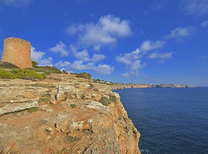 Gepflegtes Chalet im Inselsüden von Mallorca nahe der Cala Pi. Sie mieten ein zauberhaftes Ferienhaus nahe Strand und Meer mit Pool, Internet und Grill. Vermietet wird das Ferienhaus von April bis Oktober für 6 Erwachsene + Kleinkind.
