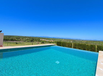 Ferien an Mallorcas Ostküste: Barrierefreies Wohnen in gemütlicher und moderner Finca mit Pool, Klimaanlage, Internet und Meerfernblick.
