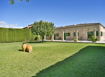 Ferienhaus mit separaten Wohnbereichen bestehend aus 3 Fincas für bis zu 34 Personen in Inselmitte von Mallorca mit Pool, Kinderpool, BBQ Grill, Kinderspielplatz und Internet, optimal für große Reisegruppen zu mieten