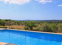 Sie mieten ein gepflegtes Finca Grundstück nahe San Lorenzo an der Ostküste von Mallorca mit wunderschönen Rundblick bis zum Meer für einen exklusiven Ferienaufenthalt in ruhiger Lage und gehobenen Standard.