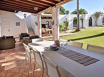 Ferienhaus für 6 Personen mit Pool, Internet, Grill, Aussendusche und Garten, direkt an der schönen Südostküste von Mallorca, Nähe Yachthafen und Badestrand gelegen.