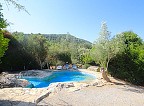 Ein Ort voller Magie und Leidenschaft. Finca der Sonderklasse für 4 Personen. Der Pool befindet sich eingewachsen in die Naturlandschaft auf Mallorca.