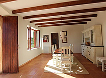 Nostalgie pur bietet dieses mallorquinische Bauernhaus im Osten Mallorcas. Ausgestattet mit einem großen Pool und der überdachten Sommerküche finden im Haupthaus und seinem Nebentrakt bis zu neun Gäste Platz und ein großes Maß an Privatsphäre.