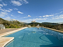 Großzügige Finca in direkter Nähe zum idyllischen Ort Campanet im Norden Mallorcas. Bis zu zehn Personen können hier im geräumigen Wohnbereich oder am Pool naturnah entspannen.