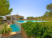 Günstige Mietfinca für 4 Personen im Westen der Balearen Insel Mallorca. Sie suchen ein Ferienhaus für ihren nächsten Mallorca Aufenthalt. Die kleine Finca Magenta garantiert erholsame Stunden am Pool oder auf der Liegewiese. Hunde erlaubt!