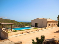 Moderne Finca mit Meerblick, Sommerküche, Pool und Klimaanlage in ruhiger Umgebung für 6 Personen. Ferienhaus mit Panoramablick bis aufs Meer in exponierter Lage für den anspruchsvollen Feriengast.