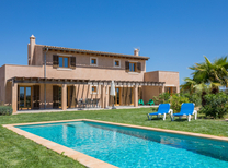 Sie suchen für den nächsten Mallorca Familienurlaub noch ein passendes Ferienhaus? Dann wird Sie dieses moderne Ferienhaus mit Pool, Grill, Parkplatz, Außendusche und schnellen Internet begeistern.
