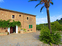 Landhaus bei Felanitx im Osten Mallorcas überzeugt durch Lage, Komfort und Ausstattung. Genügend Raum um täglich seine Bahnen zu schwimmen, bietet der etwas abseits gelegene Pool mit seinen Massen von 20 x 12 Metern