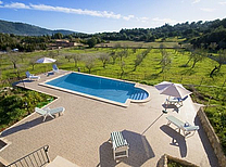 Großzügige Finca in direkter Nähe zum idyllischen Ort Campanet im Norden Mallorcas. Bis zu zehn Personen können hier im geräumigen Wohnbereich oder am Pool naturnah entspannen.