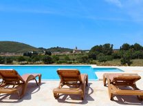 Strandnahe Neubau Finca in Mallorcas Osten mit großem Pool, Internet und Klimaanlage. Die reizende Ortschaft Son Carrio liegt  nur einen Steinwurf entfernt und kann bequem zu Fuss erkundet werden.
