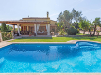 Romantische Finca in Mallorcas Bestlage mit Pool, Außenküche und Partyraum für Geburtstagsfeiern. Der Ferienhaus Garten mit gemütlicher Veranda ist mediterran bepflanzt und der großzügige Pool mit Außendusche sorgt für Kurzweil.
