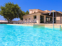 Modernes Luxus Anwesen mit einer exklusiven Jacuzzi - Whirlpool - Massagedusche und Pool Kombination. Neubau Ferienhaus im puristisches Wohndesign und hochmoderner Küchenausstattung auf Mallorca