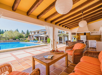 Landhaus im Inselnorden von Mallorca mit Grillhaus, Pool, Außenküche und Internet für bis zu 10 Personen. Die ideale Mallorca Ferienunterkunft für große Reisegruppen und Familien.