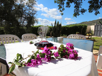 Gemütliches Mallorca Ferienhaus mit komplett eingezäunten Garten der so auch für FKK Freunde geeignet ist. Eine gepflegte Rasenfläche, BBQ Grill + Gas Grill, Pool mit Sonnenliegen und Sonnenschirm sowie großzügige Terrassen lassen keine Wünsche offen.