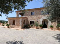 Günstige Finca auf Mallorca mieten mit grossem Pool, Sommerküche, schöner Garten und in jedem Zimmer mit Klimaanlage. Landhaus für Reisegruppen, Seminare und Betriebsausflüge.
