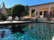 Sie suchen ein modernes Ferienhaus in Traumlage für den nächsten Mallorca Urlaub mit Pool, Meerblick, Safe für Ihre Wertsachen? Dieses Haus ist genau das richtige, Hunde sind erlaubt und von der überdachten Terrasse haben Sie einen schönen Weitblick