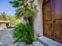 Mediterranes Mallorca Anwesen Nähe dem Bergdorf Buger im Norden von Mallorca mit Grillhaus, Pool, Klimaanlage für 7 Personen zur Miete. Das Ferienhaus lässt keine Wünsche offen, der Familienhund ist auf Anfrage -ein gern gesehener Gast auf der Finca.