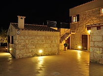 Restauriert erstrahlt das Finca Landhaus mit puristischer Designer Ausstattung in neuem Glanz. Highlight ist die gemütliche Außenküche mit BBQ-Grill direkt am Pool. Mallorca Ferien im Inselnorden nahe Muro.